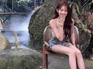 “91免费吃瓜”发布的热搜名单，打底8层的瓜，啧啧，不知道从哪开始咬。