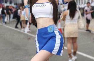 想看一看围观众的反应，这视频是不是太过分了？网曝吃瓜来评评！