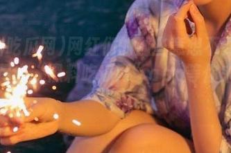 网红们的那些意想不到的面孔，尽在“黑料吃瓜网”app等你来探秘！