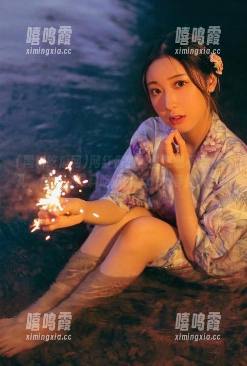 网红们的那些意想不到的面孔，尽在“黑料吃瓜网”app等你来探秘！