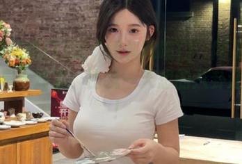 这“黑料网曝门”网页的消息真是太炸了，比我一天想的八卦还要绝！